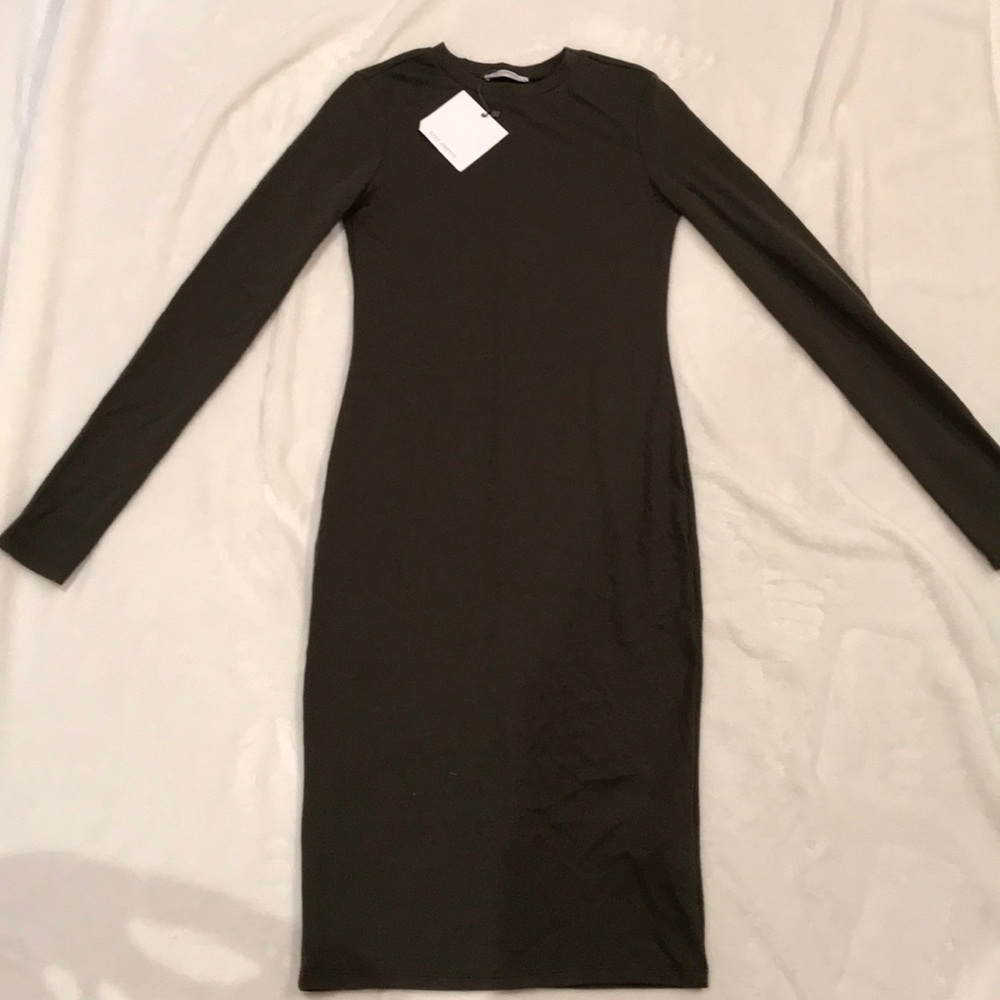 Olive green fitted dress down to the mid chin